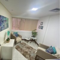 Sala de atendimento iluminada com poltronas confortáveis